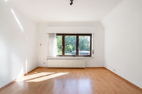 This spacious and move-in-ready home with three bedrooms is ideally located on a 10a 60ca plot, offering easy access to both Mechelen and Brussels.

House layout
Ground floor

Upon entering through the entrance hall, you will find a staircase leading to t