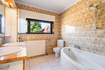 This spacious and move-in-ready home with three bedrooms is ideally located on a 10a 60ca plot, offering easy access to both Mechelen and Brussels.

House layout
Ground floor

Upon entering through the entrance hall, you will find a staircase leading to t