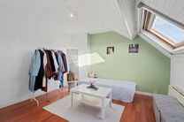 This move-in-ready and energy-efficient family home with 4 to 5 bedrooms is located in the rural village of Humbeek, part of Grimbergen, on a beautiful 711 m² plot. The property includes an integrated garage and a versatile ground-floor space, currently 