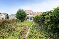 This move-in-ready and energy-efficient family home with 4 to 5 bedrooms is located in the rural village of Humbeek, part of Grimbergen, on a beautiful 711 m² plot. The property includes an integrated garage and a versatile ground-floor space, currently 