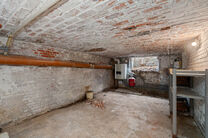 This move-in-ready and energy-efficient family home with 4 to 5 bedrooms is located in the rural village of Humbeek, part of Grimbergen, on a beautiful 711 m² plot. The property includes an integrated garage and a versatile ground-floor space, currently 