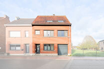 This move-in-ready and energy-efficient family home with 4 to 5 bedrooms is located in the rural village of Humbeek, part of Grimbergen, on a beautiful 711 m² plot. The property includes an integrated garage and a versatile ground-floor space, currently 