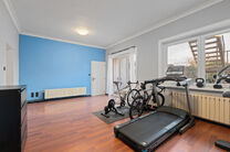 This move-in-ready and energy-efficient family home with 4 to 5 bedrooms is located in the rural village of Humbeek, part of Grimbergen, on a beautiful 711 m&sup2; plot. The property includes an integrated garage and a versatile ground-floor space, currently 