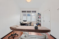 This move-in-ready and energy-efficient family home with 4 to 5 bedrooms is located in the rural village of Humbeek, part of Grimbergen, on a beautiful 711 m&sup2; plot. The property includes an integrated garage and a versatile ground-floor space, currently 