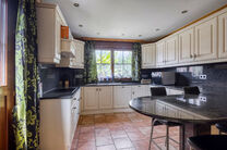 Spacious, move-in-ready and energy-efficient family home with 5 bedrooms, garden and garage – ideal for professional practice or commercial space.
Located in a quiet residential neighborhood, this property offers all modern comforts plus a versatile ext