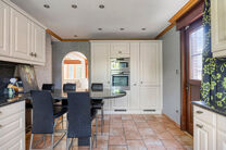 Spacious, move-in-ready and energy-efficient family home with 5 bedrooms, garden and garage – ideal for professional practice or commercial space.
Located in a quiet residential neighborhood, this property offers all modern comforts plus a versatile ext