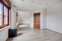 Spacious, move-in-ready and energy-efficient family home with 5 bedrooms, garden and garage – ideal for professional practice or commercial space.
Located in a quiet residential neighborhood, this property offers all modern comforts plus a versatile ext