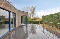 This spacious family home with three bedrooms, a practical and spacious garage, and a beautifully landscaped garden is ideally located in a quiet, rural setting.

Layout of the house:
Upon entering, you step into the entrance hall with a separate toilet a