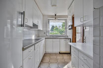 This spacious and bright family home offers 4 full-sized bedrooms, a separate garage, and a cozy garden.
It is located in a quiet, low-traffic street, contributing to a safe and pleasant living environment.
Additionally, the house includes a large basemen