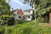 This spacious and bright family home offers 4 full-sized bedrooms, a separate garage, and a cozy garden.
It is located in a quiet, low-traffic street, contributing to a safe and pleasant living environment.
Additionally, the house includes a large basemen