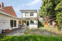 This spacious and bright family home offers 4 full-sized bedrooms, a separate garage, and a cozy garden.
It is located in a quiet, low-traffic street, contributing to a safe and pleasant living environment.
Additionally, the house includes a large basemen