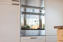 This move-in ready house, featuring 2 spacious bedrooms and a garden, is located in a quiet residential neighborhood.

On the ground floor, there is a spacious garage with an electric gate as well as a laundry room with connections for a washing machine a