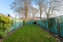 This move-in ready house, featuring 2 spacious bedrooms and a garden, is located in a quiet residential neighborhood.

On the ground floor, there is a spacious garage with an electric gate as well as a laundry room with connections for a washing machine a