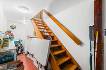 This move-in ready house, featuring 2 spacious bedrooms and a garden, is located in a quiet residential neighborhood.

On the ground floor, there is a spacious garage with an electric gate as well as a laundry room with connections for a washing machine a