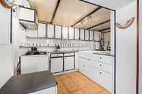 This charming two-bedroom corner house combines a practical layout with a pleasant and comfortable living environment. Thanks to its corner position, the property enjoys excellent natural light and easy accessibility. It also benefits from a cellar and a 
