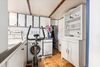 This charming two-bedroom corner house combines a practical layout with a pleasant and comfortable living environment. Thanks to its corner position, the property enjoys excellent natural light and easy accessibility. It also benefits from a cellar and a 