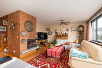 This spacious semi-detached (three-fa&ccedil;ade) house features 3 full-sized bedrooms and two bathrooms and is set on a 465 m&sup2; plot with a pleasant south-east facing garden.

The property is located in a quiet residential neighborhood and enjoys easy access t