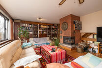 This spacious semi-detached (three-fa&ccedil;ade) house features 3 full-sized bedrooms and two bathrooms and is set on a 465 m&sup2; plot with a pleasant south-east facing garden.

The property is located in a quiet residential neighborhood and enjoys easy access t