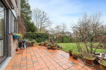 This spacious semi-detached (three-fa&ccedil;ade) house features 4 bedrooms and two bathrooms and is set on a 465 m&sup2; plot with a pleasant south-east facing garden.

The property is located in a quiet residential neighborhood and enjoys easy access to the A12 a