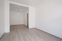 This charming family home with 3 bedrooms and a garden is perfectly situated in a quiet one-way street, within walking distance of the center of Sint-Niklaas. The house is highly energy-efficient with an EPC label B and offers modern comfort thanks to a r