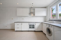 This charming family home with 3 bedrooms and a garden is perfectly situated in a quiet one-way street, within walking distance of the center of Sint-Niklaas. The house is highly energy-efficient with an EPC label B and offers modern comfort thanks to a r