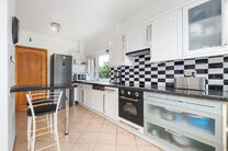 This detached family home with 2 bedrooms, a converted attic, a spacious basement and a garage is situated on a 526 m&sup2; plot and benefits from a beautiful south-east facing garden.

Ideally located near Klein-Bijgaarden, the property enjoys excellent acce