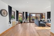 This spacious villa featuring no fewer than 5 bedrooms and 3 bathrooms is located in a residential neighbourhood, on a plot of 15a85ca.

Upon entering the property, you are welcomed into the entrance hall with a separate guest toilet. In 2002, the house w