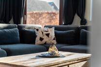 This spacious villa featuring no fewer than 5 bedrooms and 3 bathrooms is located in a residential neighbourhood, on a plot of 15a85ca.

Upon entering the property, you are welcomed into the entrance hall with a separate guest toilet. In 2002, the house w