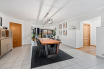 This spacious villa featuring no fewer than 5 bedrooms and 3 bathrooms is located in a residential neighbourhood, on a plot of 15a85ca.

Upon entering the property, you are welcomed into the entrance hall with a separate guest toilet. In 2002, the house w