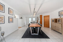 This spacious villa featuring no fewer than 5 bedrooms and 3 bathrooms is located in a residential neighbourhood, on a plot of 15a85ca.

Upon entering the property, you are welcomed into the entrance hall with a separate guest toilet. In 2002, the house w