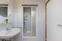 This spacious villa featuring no fewer than 5 bedrooms and 3 bathrooms is located in a residential neighbourhood, on a plot of 15a85ca.

Upon entering the property, you are welcomed into the entrance hall with a separate guest toilet. In 2002, the house w