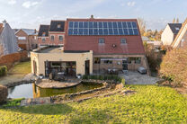 This spacious villa featuring no fewer than 5 bedrooms and 3 bathrooms is located in a residential neighbourhood, on a plot of 15a85ca.

Upon entering the property, you are welcomed into the entrance hall with a separate guest toilet. In 2002, the house w