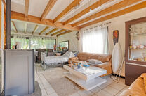 This 3-bedroom family home with garage and garden is located on a 594 m² plot in a pleasant and quiet residential area, at an excellent location near the renowned Kruikenburg Castle and Park.

LAYOUT:
The ground floor features a central entrance hall wit