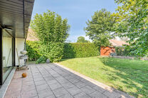 This 3-bedroom family home with garage and garden is located on a 594 m² plot in a pleasant and quiet residential area, at an excellent location near the renowned Kruikenburg Castle and Park.

LAYOUT:
The ground floor features a central entrance hall wit