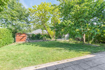 This 3-bedroom family home with garage and garden is located on a 594 m² plot in a pleasant and quiet residential area, at an excellent location near the renowned Kruikenburg Castle and Park.

LAYOUT:
The ground floor features a central entrance hall wit