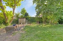 This 3-bedroom family home with garage and garden is located on a 594 m² plot in a pleasant and quiet residential area, at an excellent location near the renowned Kruikenburg Castle and Park.

LAYOUT:
The ground floor features a central entrance hall wit