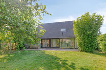 This 3-bedroom family home with garage and garden is located on a 594 m² plot in a pleasant and quiet residential area, at an excellent location near the renowned Kruikenburg Castle and Park.

LAYOUT:
The ground floor features a central entrance hall wit