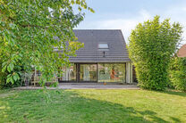 This 3-bedroom family home with garage and garden is located on a 594 m² plot in a pleasant and quiet residential area, at an excellent location near the renowned Kruikenburg Castle and Park.

LAYOUT:
The ground floor features a central entrance hall wit