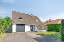 This 3-bedroom family home with garage and garden is located on a 594 m² plot in a pleasant and quiet residential area, at an excellent location near the renowned Kruikenburg Castle and Park.

LAYOUT:
The ground floor features a central entrance hall wit