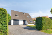 This 3-bedroom family home with garage and garden is located on a 594 m² plot in a pleasant and quiet residential area, at an excellent location near the renowned Kruikenburg Castle and Park.

LAYOUT:
The ground floor features a central entrance hall wit