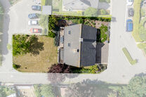 This detached home with three bedrooms, a garage, and a large garden is ideally located in a quiet, family-friendly residential area on a dead-end street, offering a safe and child-friendly environment. The property is situated on the border of the munici