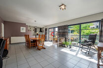 This detached home with three bedrooms, a garage, and a large garden is ideally located in a quiet, family-friendly residential area on a dead-end street, offering a safe and child-friendly environment. The property is situated on the border of the munici