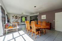This detached home with three bedrooms, a garage, and a large garden is ideally located in a quiet, family-friendly residential area on a dead-end street, offering a safe and child-friendly environment. The property is situated on the border of the munici