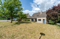 This detached home with three bedrooms, a garage, and a large garden is ideally located in a quiet, family-friendly residential area on a dead-end street, offering a safe and child-friendly environment. The property is situated on the border of the munici