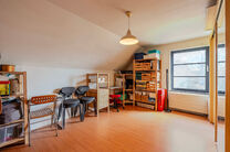 This detached home with three bedrooms, a garage, and a large garden is ideally located in a quiet, family-friendly residential area on a dead-end street, offering a safe and child-friendly environment. The property is situated on the border of the munici
