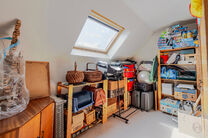 This detached home with three bedrooms, a garage, and a large garden is ideally located in a quiet, family-friendly residential area on a dead-end street, offering a safe and child-friendly environment. The property is situated on the border of the munici