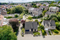 This detached home with three bedrooms, a garage, and a large garden is ideally located in a quiet, family-friendly residential area on a dead-end street, offering a safe and child-friendly environment. The property is situated on the border of the munici