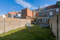 This house with three spacious bedrooms and a garden is excellently located near the centre of Vilvoorde, with plenty of amenities nearby.

LAYOUT:
On the ground floor, we enter the house through an entrance hall with a staircase leading to the first floo