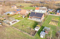 This charming three-bedroom house is located in a rural setting in Vilvoorde (Houtem), on a spacious plot of 1.250 m&sup2;.

On the ground floor, you will find an entrance hall with a separate guest toilet, leading to a spacious and bright living room with an