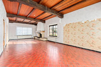 This charming three-bedroom house is located in a rural setting in Vilvoorde (Houtem), on a spacious plot of 1.250 m&sup2;.

On the ground floor, you will find an entrance hall with a separate guest toilet, leading to a spacious and bright living room with an